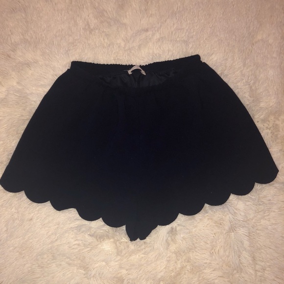 Everly Pants - Scalloped stretchy shorts